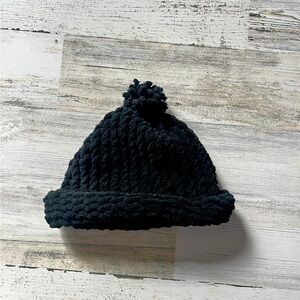 Hand made beanie kids aged 4-5 and comes in size 6 1/2 can only be hand-washed.
